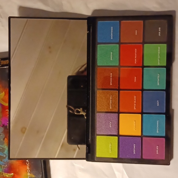 NIB. Revolution Eyeshadow Palette 🎨 Tammi X Revolution. - Picture 7 of 7